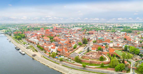 Toruń stare miasto - Panorama z lotu ptaka.  Krajobraz z powietrza z rzeką Wisłą i  ruinami zamku krzyżackiego.