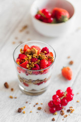 verre de yaourt fruits rouges et granola
