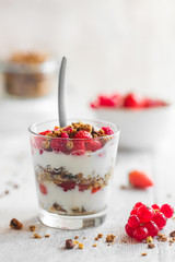 verre de yaourt fruits rouges et granola