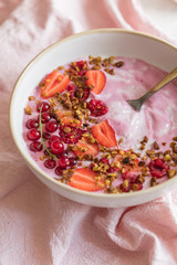 Bol de smoothie yaourt fruits et granola