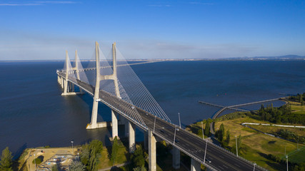 Luchtfoto van de Vasco da Gama-brug, Lissabon, Portugal. Uitzicht op Lissabon