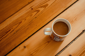 Kaffeetasse auf Holzboden
