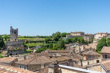 Obraz premium SAINT-EMILION (Gironde, France), vue sur le village et le château