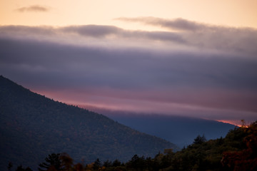 Obraz premium Mountains at sunset covered with dramatic clouds. Wild beautiful USA nature. White Mountain National Park. USA. New Hamshire.