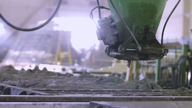 Mechanism grouting forms of concrete plates at factory