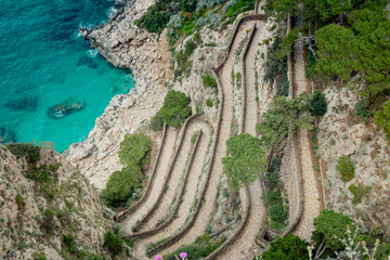 Berühmter Serpentinenpfad Via Krupp auf der Insel Capri in Italien