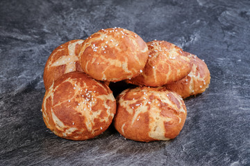 Frische Laugenbrötchen / Laugensemmeln