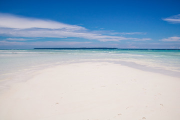 Fototapeta na wymiar low tide on the beach of maratua island in kalimantan