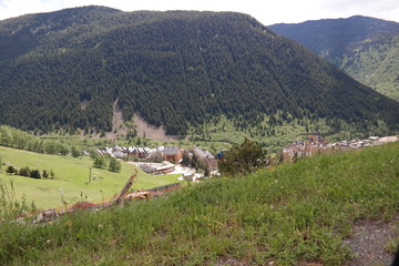 Fototapeta na wymiar Pueblo, pueblo en montaña, montañas, verde, pueblo en altas montañas, pueblo del pirineo, pueblo Pirineo Catalán