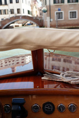 Obraz na płótnie Canvas Bootsfahrt mit altem Boot durch Venedig - Spiegelung des Markusplatz im Holz