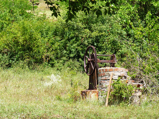 Obraz premium Rusted pond in the middle of nowhere, between a meadow and a forest