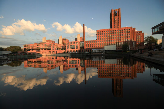 Berlin; Sommerabend im Tempelhofer Hafen