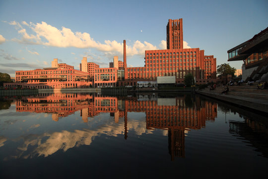 Berlin; Abendstimmung im Tempelhofer Hafen