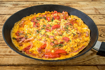 Eine pikante Rührei Pfanne frisch auf den Tisch