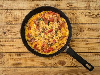 Eine pikante Rührei Pfanne frisch auf den Tisch