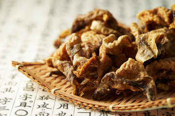 Deep fried fish skin snack 
