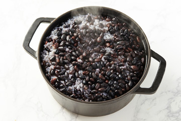 Steamed rice with black beans 