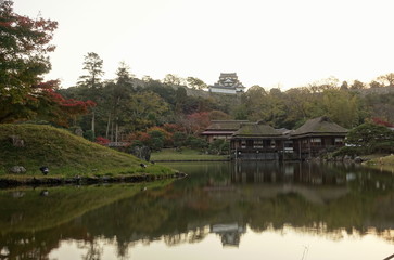 Fototapeta na wymiar 滋賀県彦根市にある玄宮園と彦根城の秋の夕暮れ時の様子です