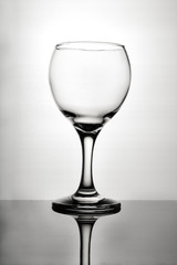 copa de cristal de agua o vino sobre fondo blanco o gris