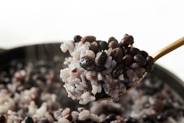 Steamed rice with black beans 