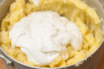 Add sour cream to mashed potatoes to improve taste and appetite.