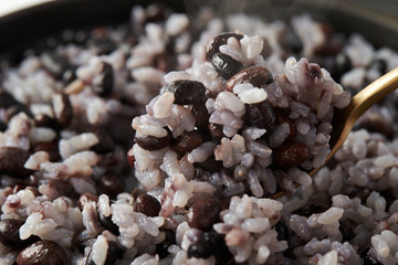 Steamed rice with black beans 