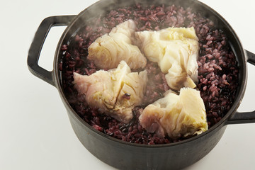 Steamed red rice with cabbage 