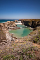 A Rota dos Pescadores na costa Vicentina, situada no sudoeste de Portugal, é caracterizada pelas suas formações rochosas e praias de águas cristalinas.