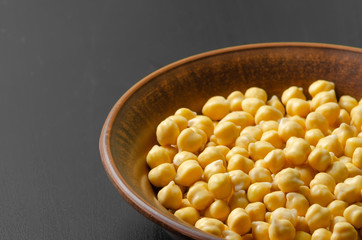 chickpeas raw in a clay plate after soaking