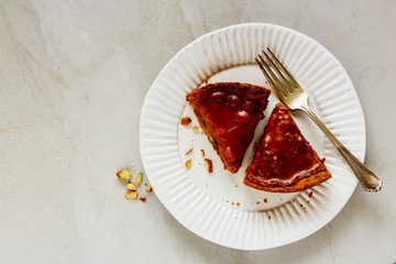 Caramel almond crumble