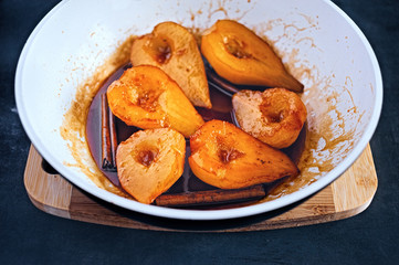 Sweet pears caramelized in sugar syrup with cinnamon sticks
