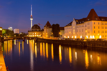 Fototapeta na wymiar Spree Rover and the City of Berlin during Blue Hour