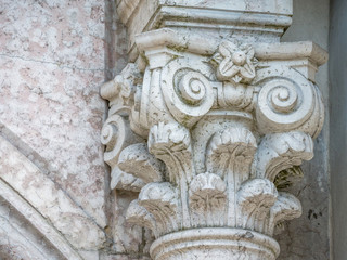 Decorating the column on the Holy Cross