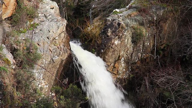 Detalle de cascada natural con agua que brota entre rocas