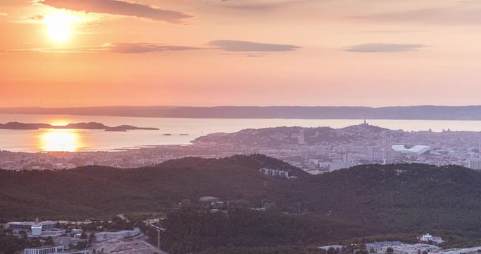 Le soleil se couche sur marseille