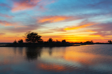 Obraz premium Sinepuxent Bay sunset reflections at Assateague Island 