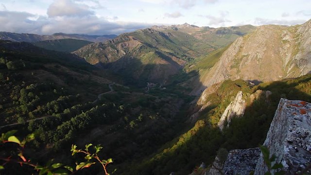 Vista desde la atalaya de Valporquero de valle entre monta&ntilde;as con la localidad de Felm&iacute;n, al atardecer. Provincia de Le&oacute;n. Espa&ntilde;a