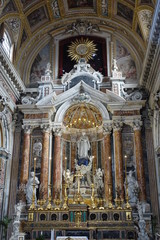 Fototapeta na wymiar sculptures de la basilique