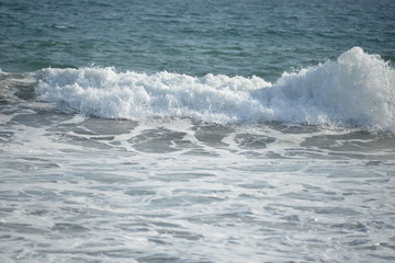la mer coule aux abords 