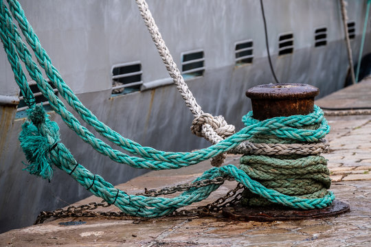 Corde d'un bateau amarr&eacute; au port