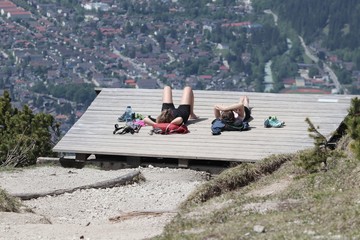 Wanderer rasten auf einem Berg mit weitem Blick