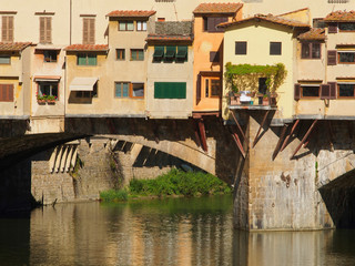 Italia, Firenze, il Ponte Vecchio e il fiume Arno.