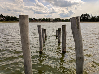 Holzpfosten stehen im Wasser 