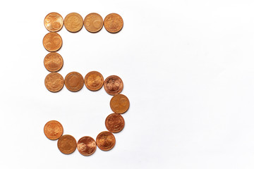Zahl Fünf aus fünf cent eurocent Münzen