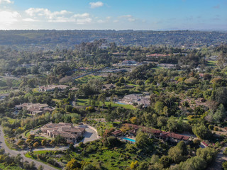 Obraz premium Aerial view of wealthy countryside area with luxury villas with swimming pool, surrounded by forest and mountain valley. Ranch Santa Fe. San Diego, California, USA.