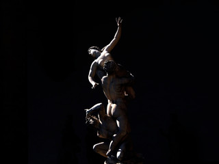 Italia, Toscana, Firenze, statua del Ratto delle Sabine, del Giambologna. - obrazy, fototapety, plakaty