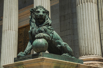 Fototapeta premium Sculpture lion cast in bronze on building facade in Madrid