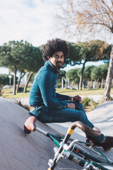 Obraz premium Man with afro hair riding a vintage style bicycle