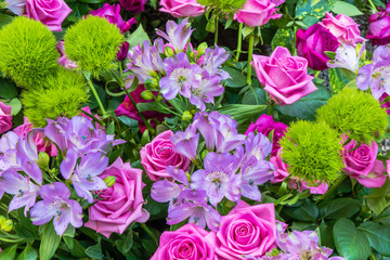 Strauß mit rosa farbenen Rosen und hellblauen Freesien