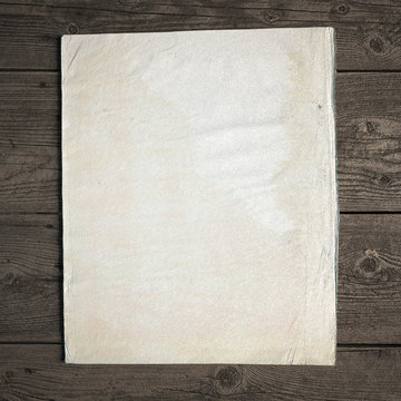 Leeres Papier als vorlage f&uuml;r Einladung auf Holzhintergrund